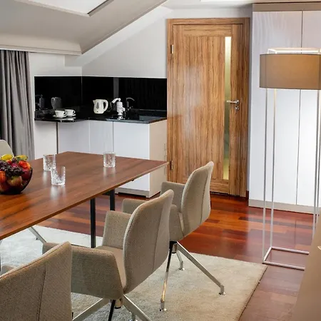 Hotel Metropolis Design 4*