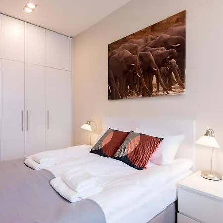 Luxury Nearto Main Square Apartment *