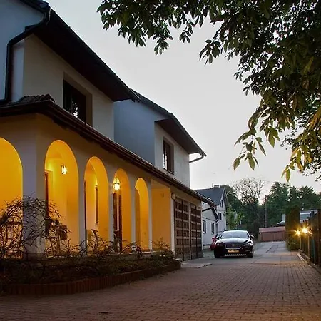 4 Couples & 4 Friends Bed & Breakfast
