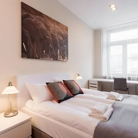 Luxury Nearto Main Square Apartment