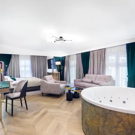 Golden Queen Deluxe Jacuzzi - Old Town *