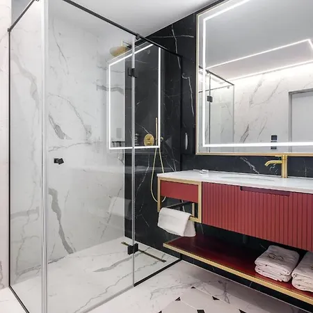 Golden Queen Deluxe Jacuzzi - Old Town Krakov