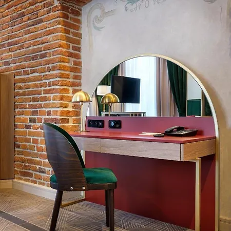 Golden Queen Deluxe Jacuzzi - Old Town Aparthotel *
