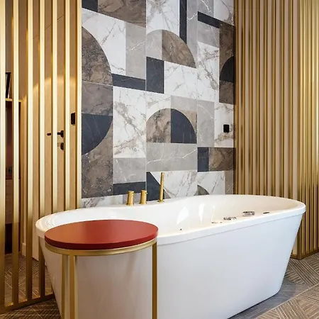 Golden Queen Deluxe Jacuzzi - Old Town Aparthotel