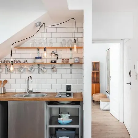 Artistic Flat With Entresol - 5' Market Square - By Upstairs Apartment