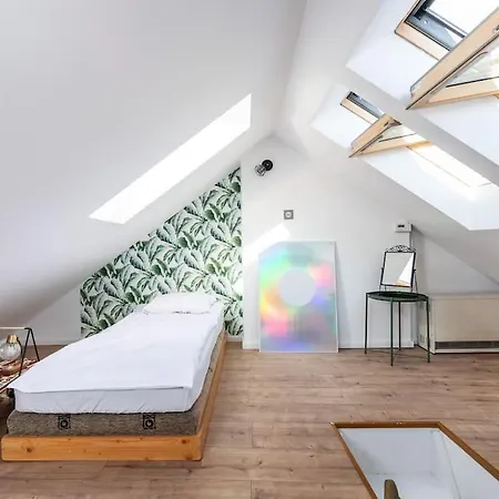 Apartment Artistic Flat With Entresol - 5' Market Square - By Upstairs *
