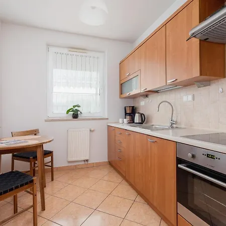 Cozy With Balcony Chmieleniec By Renters Apartment