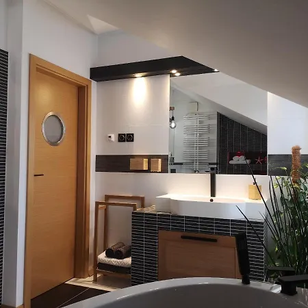 Villa Glam Design - Beautiful, Comfortable And Cosy House With Garden, Free Parking And Wifi