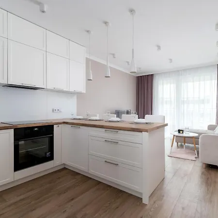 Modern Suitable For Remote Work With Balcony & Parking By Renters Apartment Krakow