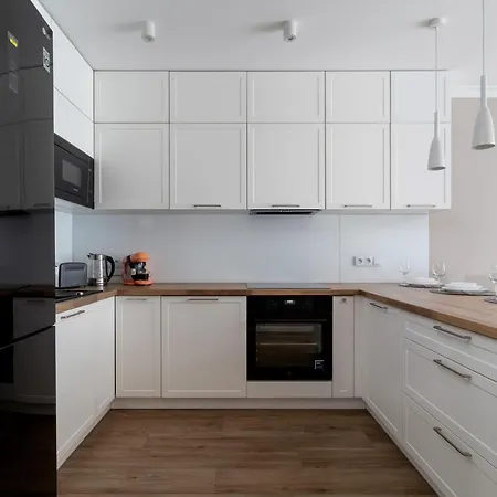 Apartment Modern Suitable For Remote Work With Balcony & Parking By Renters Krakow