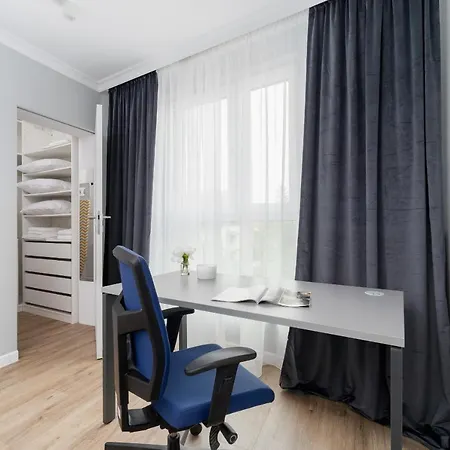 Modern Suitable For Remote Work With Balcony & Parking By Renters Krakow