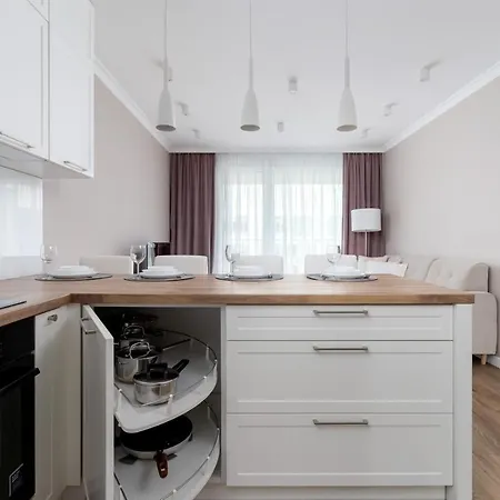 Apartment Modern Suitable For Remote Work With Balcony & Parking By Renters Krakow