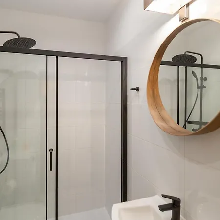 Beautiful Fully Equipped By The Main Square Apartment *