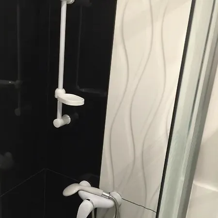 Appartement Red&white Lower Ground Floor Krakau