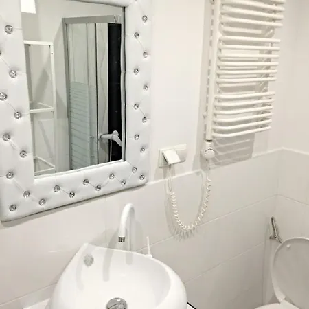 Red&white Lower Ground Floor Appartement Krakau