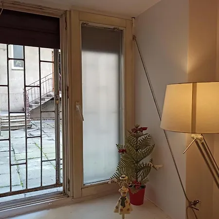 Red&white Lower Ground Floor Appartement *
