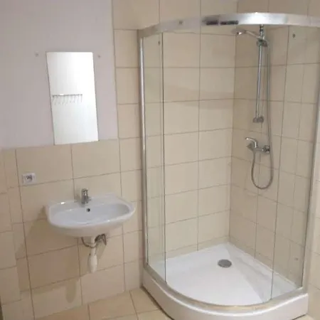 8 Min To Castel & Main Square Homestay