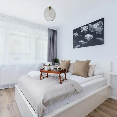 Cracow Bronowicka With Parking By Renters Apartment Krakow