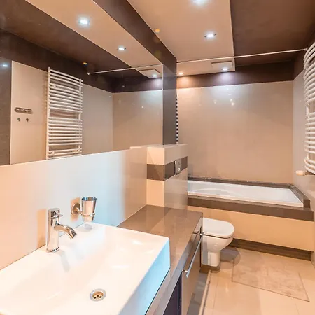 Golden Horizon Apartment *
