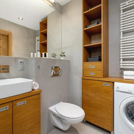 Apartment Industrial Fredry With Parking By Renters