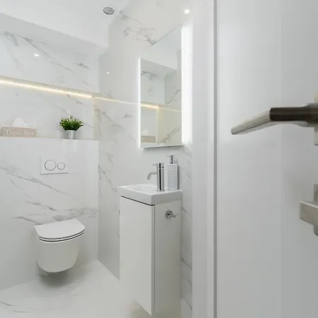 Modern Suitable For Remote Work With Balcony & Parking By Renters Krakow