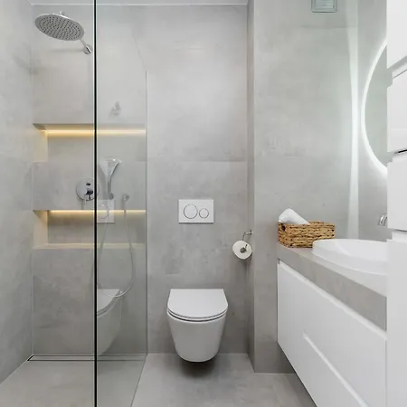 Modern Suitable For Remote Work With Balcony & Parking By Renters Apartment