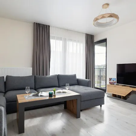 Beautiful & Spacious 1 Bedroom Apartament With Balcony By Renters