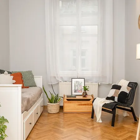 Sleeping In Main Market Apartment *