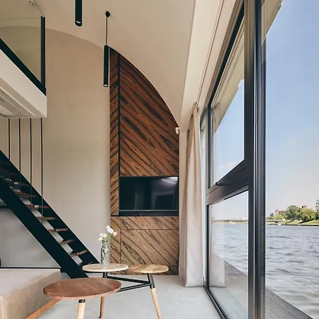 New Port - Premium Floating Aparthotel 4*
