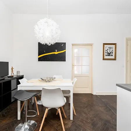 Old Town Spacious Apartment *