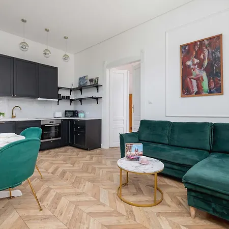 Elegant Family Near Center By Renters