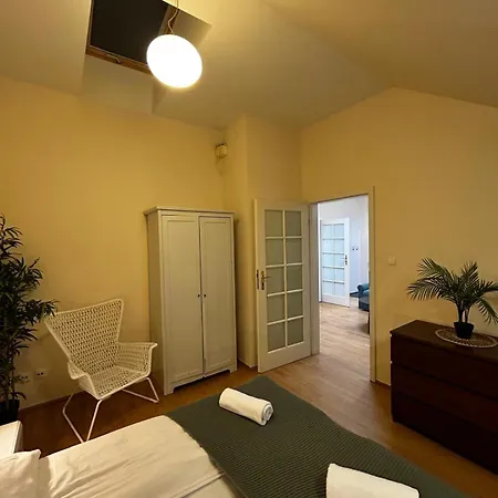 Golden With Lift - Old Town Apartament