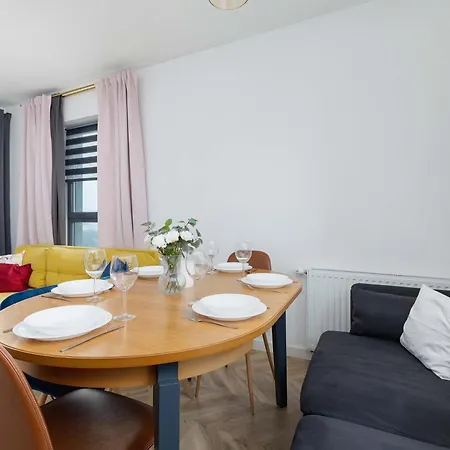 Modern And Bright With Air Conditioning & Parking By Renters Kraków