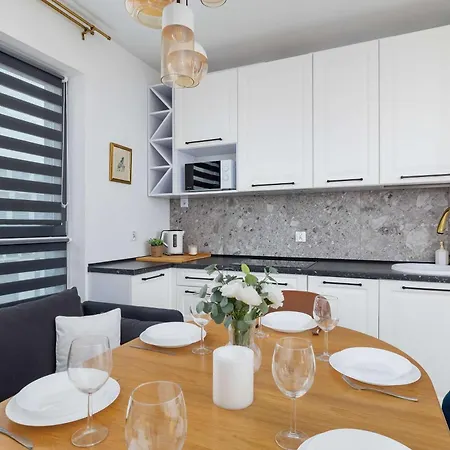 Modern And Bright With Air Conditioning & Parking By Renters * Kraków