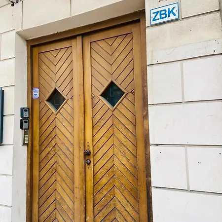 Апартаменты & *