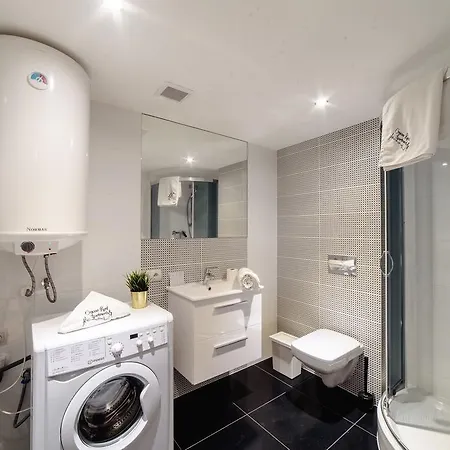 Hotel apartamentowy 2 Nights - Great Location, Right Next To Main Rail And Bus Station, 10 Min To Main Square By Foot 3*