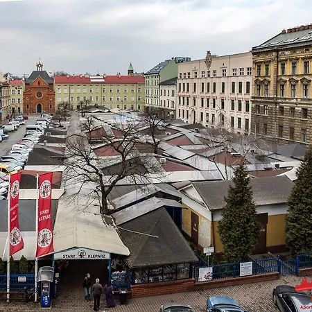 Luxury Nearto Main Square Apartment