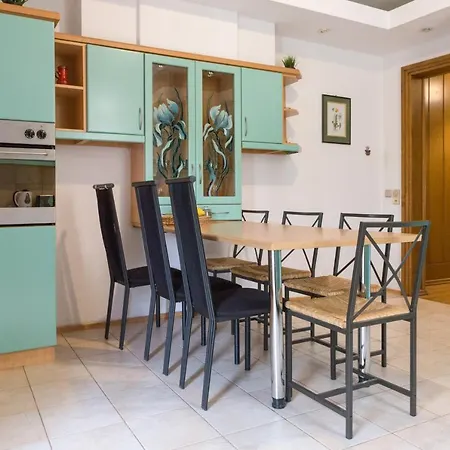 One & Only Center Up To 8 Guests *