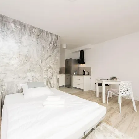 Cosy Studio With Private Garage P4you Pl *