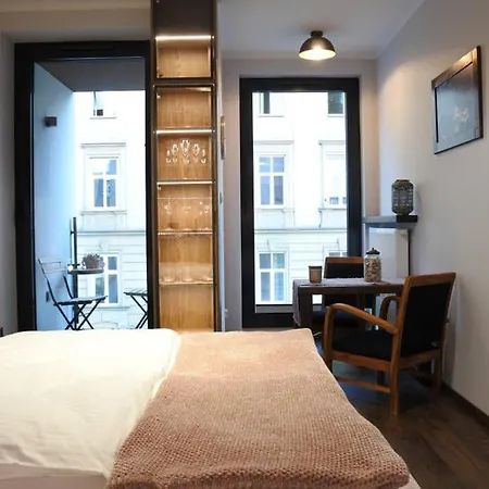Boutique 109 - Old City, Luxury Apt. With A Garage Apartment