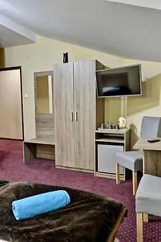 Old Town Luxe Retreat - King Bed - Steps To Main Square Appartement