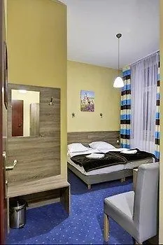 Old Town Luxe Retreat - King Bed - Steps To Main Square Appartement *