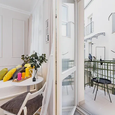 Modern - Old Town Apartment