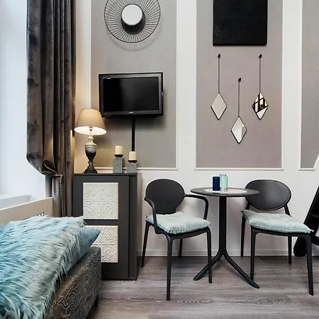 Modern - Old Town Apartment