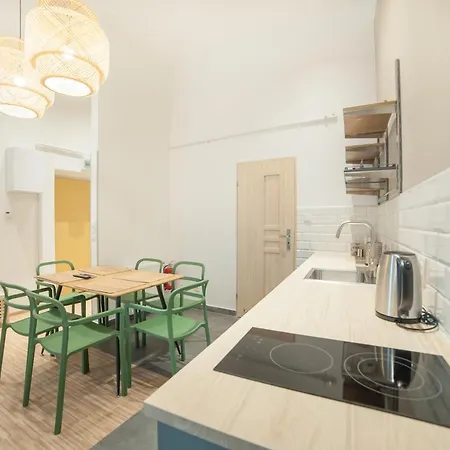 Dizzy Daisy Hostel